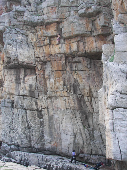 Rock climbing at Dragon Cave (Long Dong), Taipei, Taiwan｜Accupass